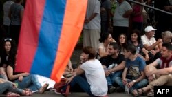 Նստացույցի մասնակիցները Բաղրամյան պողոտայում, 26-ը հունիսի, 2015թ.