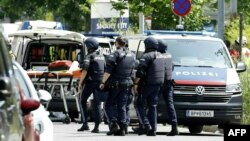 Полицаи в близост до мястото на стрелбата в Грац