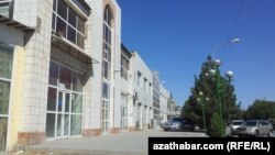 Aşgabatdaky dükanlaryň biri.