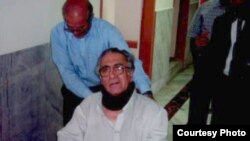 سیامک پورزند، روزنامه‌نگار و فعال فرهنگی، به هنگام انتقال به بیمارستان