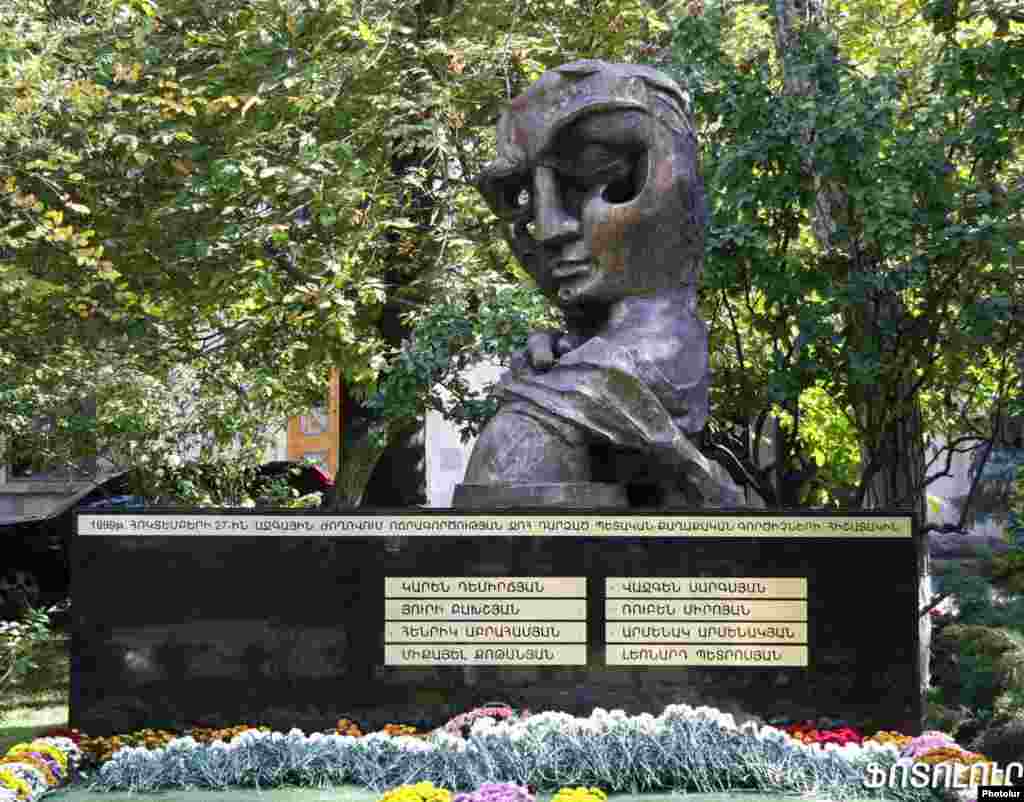 Silahlı basqında öldürülənlərin xatirəsinə Yerevanda ucaldılmış abidə