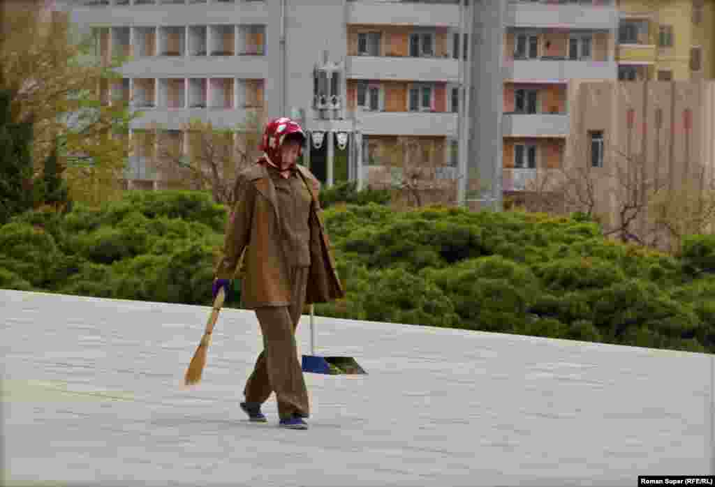 Прыбіральшчыца. Варта адзначыць, што вуліцы ў Пхэньяне ідэальна чыстыя. Магчыма, таму на іх нельга сустрэць бяздомных жывёл - сьмецьця (значыць ежы) для жывёл тут проста няма