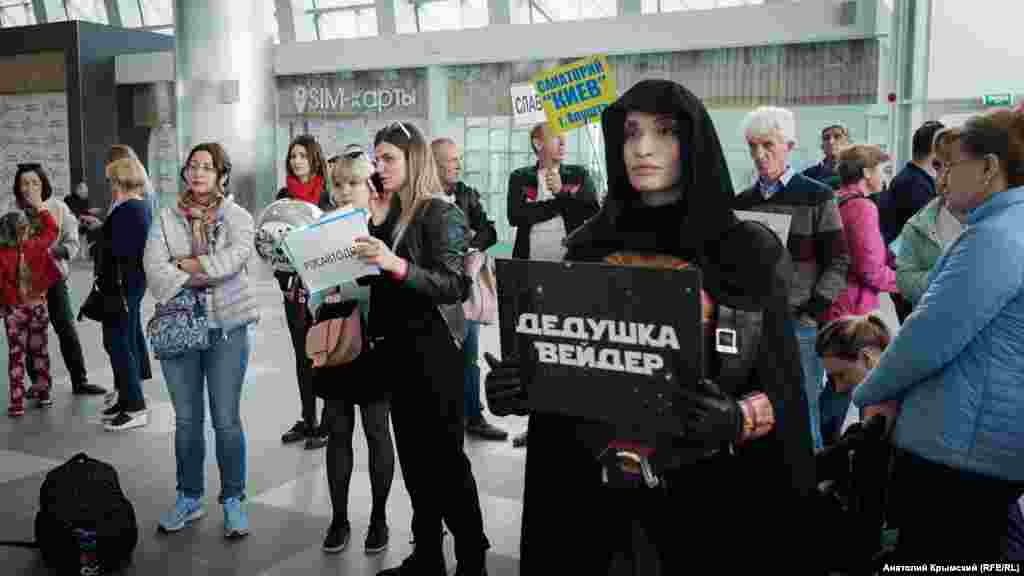 Birisi şaqa etmek içün yañı &laquo;Simferopol&raquo; aerovokzal kompleksinde Veyder qartbabasını qarşılay