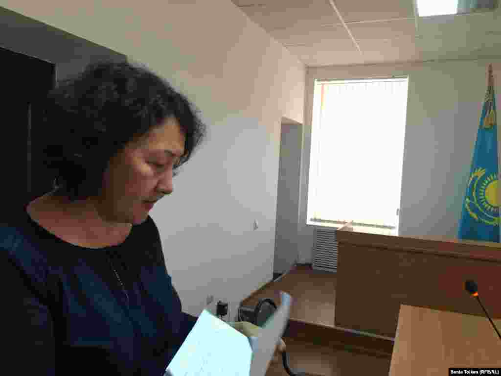 Сестра Макса Бокаева, Акмарал Бокаева, получила разрешение быть его защитником на суде. Они увиделись впервые за 15 дней его административного ареста в зале этого суда. &nbsp; &nbsp;