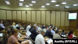 Түгәрәк өстәлдә катнашучылар.