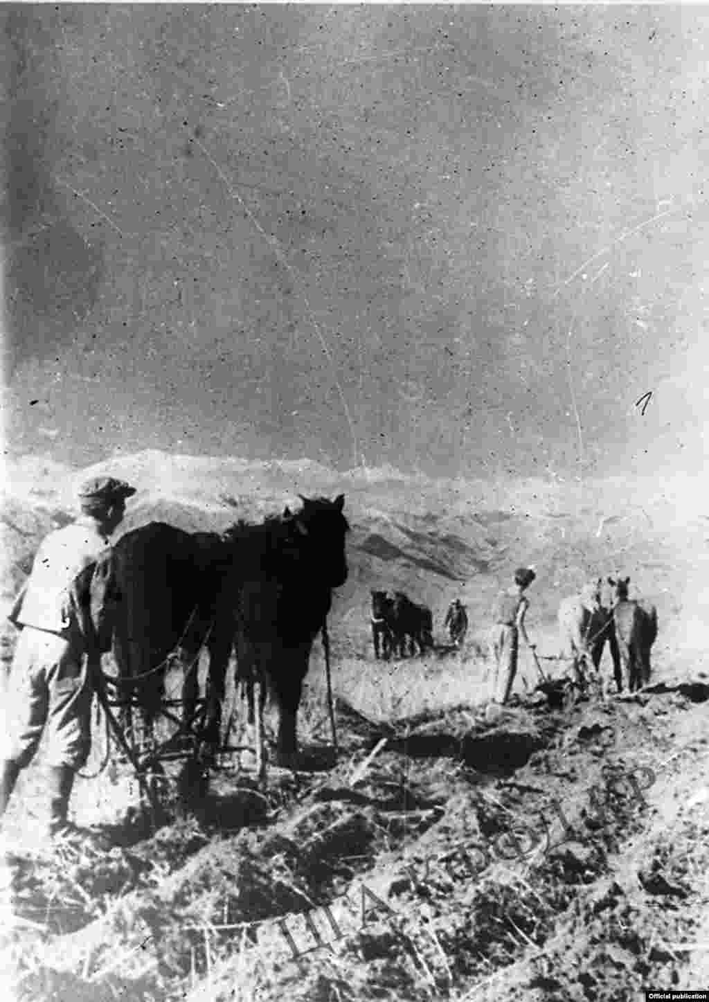 Түп районунун &ldquo;Сухой Хребет&rdquo; (&ldquo;Маяк&rdquo; совхозу) совхозунун орто мектебинин окуучулары ат соко менен совхоз талаасында. Ысык-Көл облусу. 1942-ж. &nbsp;​​(Сүрөт Кыргызстандын Борбордук Мамлекеттик Архивинин кинофотофонодокументтер бөлүмүнөн алынды).&nbsp;