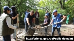 Суботник у Лівадійському парку проводять депутати та провладні активісти Криму, 17 травня 2025 року