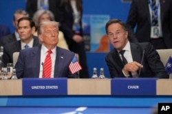 Президент Сполучених Штатів Дональд Трамп (ліворуч) слухає генерального секретаря НАТО Марка Рютте під час саміту НАТО в Гаазі, 25 червня 2025 року