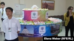 Торт, преподнесенный темиртаусцам «от имени президента». 4 июля 2016 года.