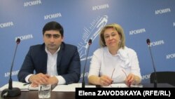 Представители Министерства труда, занятости и социального обеспечения Абхазии Демур Карчава и Ольга Когония