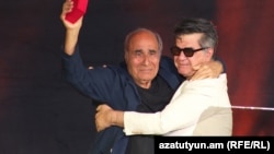 Իրանցի կինոռեժիսորներ Ջաֆար Փանահին և Ամիր Նադերին երևանյան «Ոսկե կինոփառատոնի» բեմում, 13-ը հուլիսի, 2025թ.