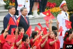 Председатель КНР и лидер компартии Китая Си Цзиньпин (слева) во время визита в Ханой. Рядом с ним - генеральный секретарь компартии Вьетнама То Лам