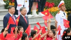 Қытай төрағасы Си Цзиньпин (сол жақта) мен Вьетнам коммунистік партиясының бас хатшысы То Лам Ханойдағы президент сарайында. 14 cәуір, 2025 жыл.