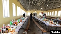 Сотрудники правоохранительных органов осматривают место происшествия, село Шамирам Арагацотнской области, 2 августа 2017 г.