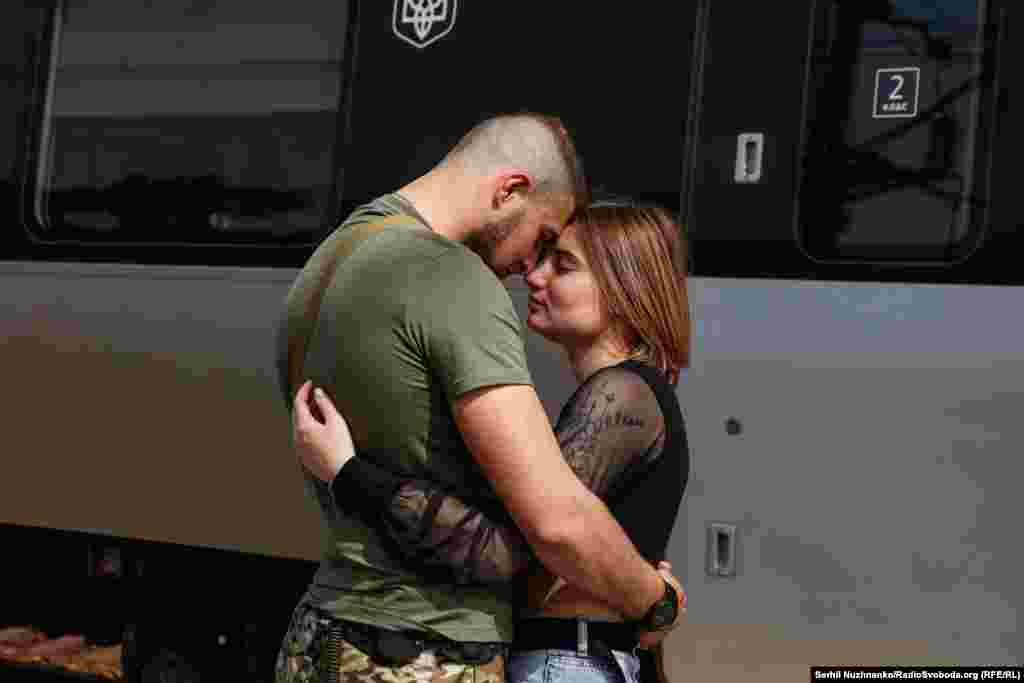 Адным з самых запоўненых маршрутаў круглы год быў хуткі цягнік з Кіева, які часта называюць «цягніком жыцьця». Да нядаўняга часу ён заставаўся дарогай дадому для тысяч людзей, перавозячы салдатаў, іхныя сем’і, валянтэраў і ўцекачоў.