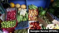 Не видно и приезжих из села, которые выстраивались вдоль тротуара каждый день, не имея собственного места для торговли