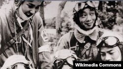 Жапониялык учкуч-камикадзелер биринчи жана акыркы күжүрмөн тапшырмага жөнөр алдында.  1945-жыл 