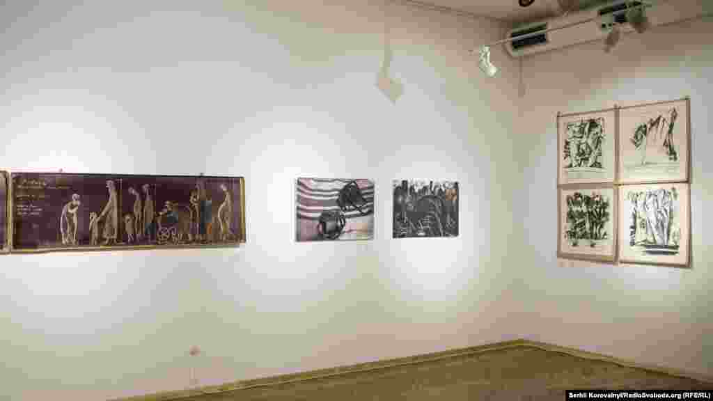 Основна частина експонатів &ndash; фотографії та картини