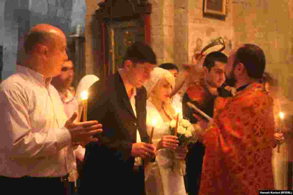 گرجستان کشوری ارتدکس است. این مراسم ازدواج به سنت گرجی در یک کلیسای ارتدکس در شهر متسختا در نزدیکی تفلیس است.