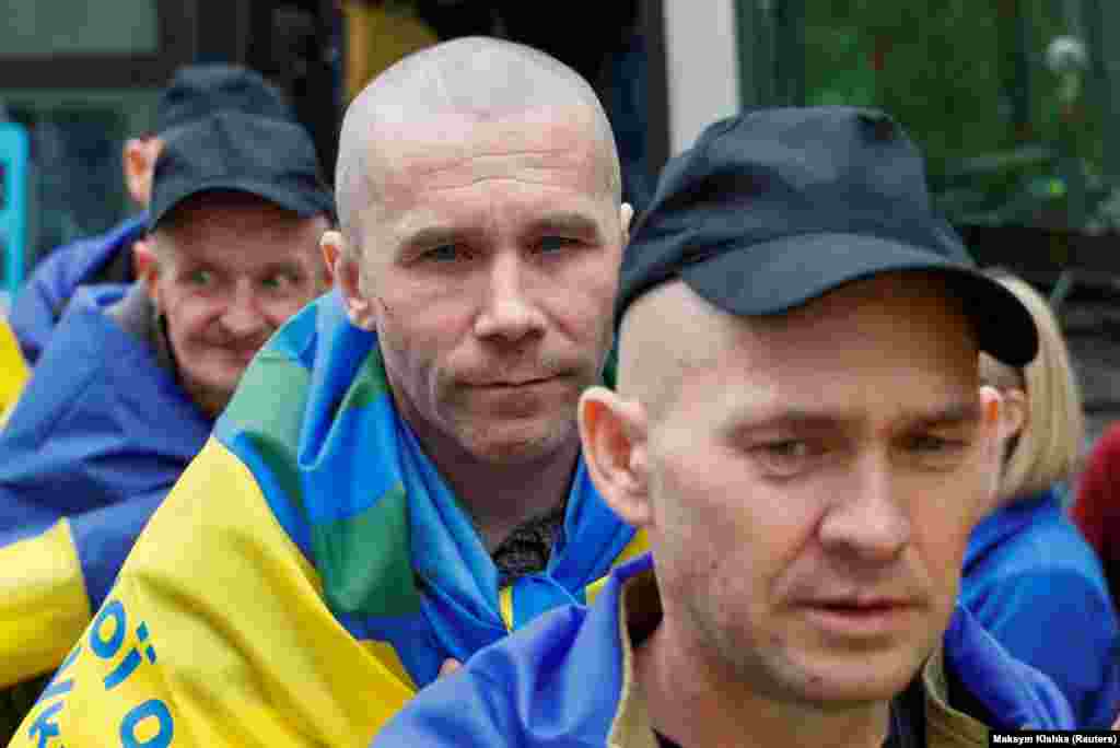 Звільнені захисники України покидають автобус після обміну 19 червня 2025 року