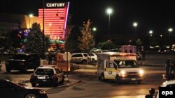 مرکز خرید سنچری که در سالن شماره ۹ سینمای آن حادثه تیراندازی روی داده است