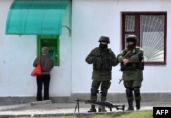 Російські військові в селі Перевальне, неподалік Сімферополя, 6 березня 2014 року