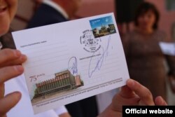 «Марки» угруповання «ЛНР» для спецпогашення клеїли на конверти «Укрпошти». Фото з сайту «ЛуганськІнформЦентр»