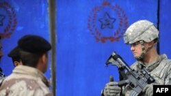 یک سرباز آمریکایی در حال گشت زنی.