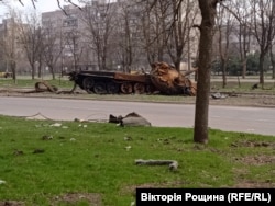 Знищений танк на вулиці Маріуполя. Квітень 2022 року