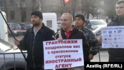 Евромайдан чарасын өзәргә тырышкан яшьләр