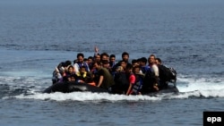 Оогандык качкындар Грекиянын жээгине жакындоо аракетинде.