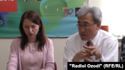 Си Си Ю, роҳбари намояндагии Бонки Осиёи Рушд зимни нишасти хабарӣ дар Душанбе.