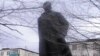Памятник Ленину в Актобе. 22 апреля 2011 года.  