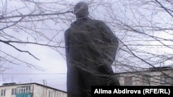 Памятник Ленину в Актобе. 22 апреля 2011 года.  