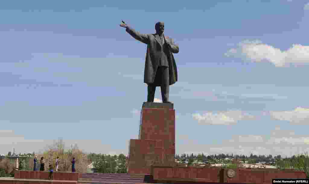 Ош. Его высота составляет 25 метров.