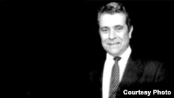 بهروز وثوقی می گوید: درست است که من دور از وطنم هستم اما نه هيچ وقت وطنم ايران را فراموش کرده ام و نه هموطنانم را.