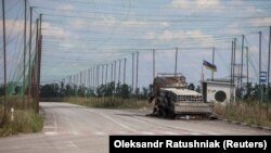 Спалений автомобіль та антидронові сітки над дорогою поблизу Добропілля, Донецька область, 10 серпня 2025 року