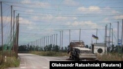 Спалений автомобіль та антидронові сітки над дорогою поблизу Добропілля, Донецька область, 10 серпня 2025 року