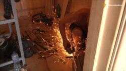 Готують сани з літа: волонтери роблять мобільні лазні для військових в АТО (відео)