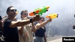 Демонстранти използват водни пистолети по време на протест срещу масовия туризъм в Барселона, Испания, 15 юни 2025 г. 