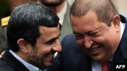 محمود احمدی‌نژاد به هوگو چاوز، رئیس جمهور فقید ونزوئلا، ارادتی چشمگیر داشت.