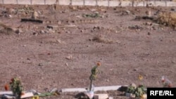 قبرستان خاوران؛ جایی که محل دفن زندان سیاسی کشته شده در زندان‌های جمهوری اسلامی در سال ۶۷ است