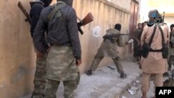 تصویر برگرفته از ویدئویی که نیروهای «خلافت اسلامی» را در کوبانی نشان می‌دهد