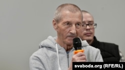 Аляксандар Ярашук на прэсавай канфэрэнцыі ў Вільні 12 верасьня 2025, на наступны дзень пасьля вызваленьня і вывазу ў Літву