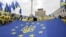 Молодь тримає прапор Євросоюзу з гербом України на майдані Незалежності в Києві, 30 жовтня 2013 року