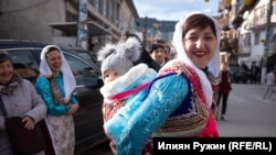 Жените в Рибново продължават да носят малките деца на гърба си в т.нар. цедилки, които изработват ръчно.