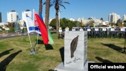 Мэмарыяльны знак Янку Купалу ў Ашдодзе