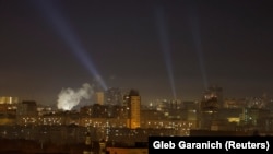 Пошук дронів у нічному небі над Києвом, ілюстраційне фото