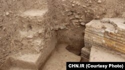 نمایی از یک دروازه هخامنشی، پس از کاوش باستان‌شناسان