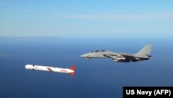 Тактичну крилату ракету Tomahawk Block IV супроводжує військово-морський винищувач F-14 Tomcat над західним випробувальним полігоном комплексу Naval Air Systems Command (NAVAIR) у південній Каліфорнії, архівне фото